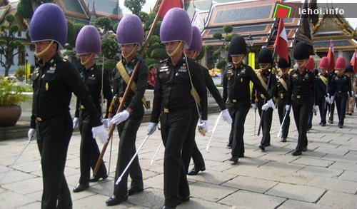 Cảnh sát Hoàng gia diễu binh tại Hoàng cung
