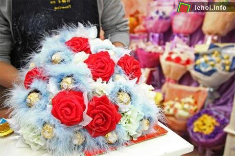 Bó hoa hồng - chocolate được trang trí cầu kỳ tại một cửa hàng hoa ở Macao, miền nam Trung Quốc. Ảnh: Xinhua. Các cặp tình nhân hôn nhau trong cuộc thi 