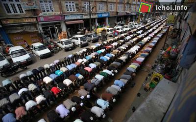 Các tín đồ Hồi giáo Kashmiri đang cầu nguyện trên đường phố tại Srinagar , Ấn Độ. Trong ảnh là một Musaharati - người làm nhiệm vụ gõ trống đánh thức các tín đồ Hồi Giáo trước lúc bình, tại thành p...
