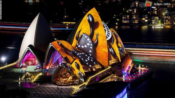 Công trình biểu tượng nổi tiếng của Australia là nhà hát Sydney Opera House trở nên sống động hơn nhờ ánh đèn màu, các hình ảnh dựa vào tác phẩm nghệ thuật của nghệ sĩ Donny Woolagoodja.