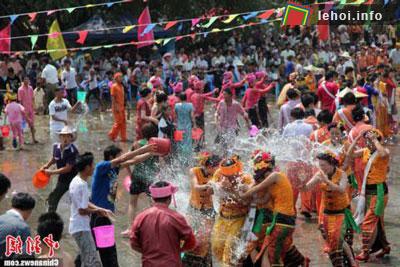 Lễ hội té nước của dân tộc Thái tại Doanh Giang, Vân Nam (Trung Quốc) 
