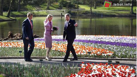 Tổng thống Đức Christian Wulff (trái) tới thăm vườn hoa Keukenhof