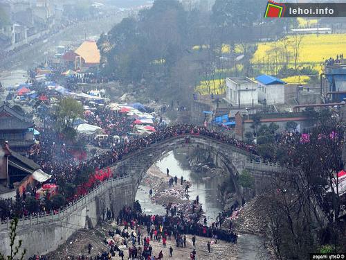 Lễ hội đi qua cầu Taiping tại Trung Quốc