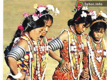 Các thiếu nữ Naga trong ngày hội Kaing Bi