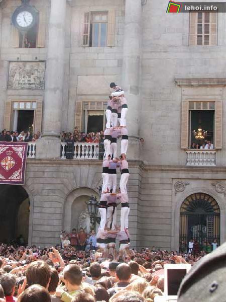 Lễ hội xây tháp ở Tây Ban Nha