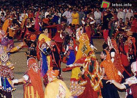 Cảnh tượng trong một lễ hội Navratri tại Ấn Độ. Ảnh: blogspot.com.