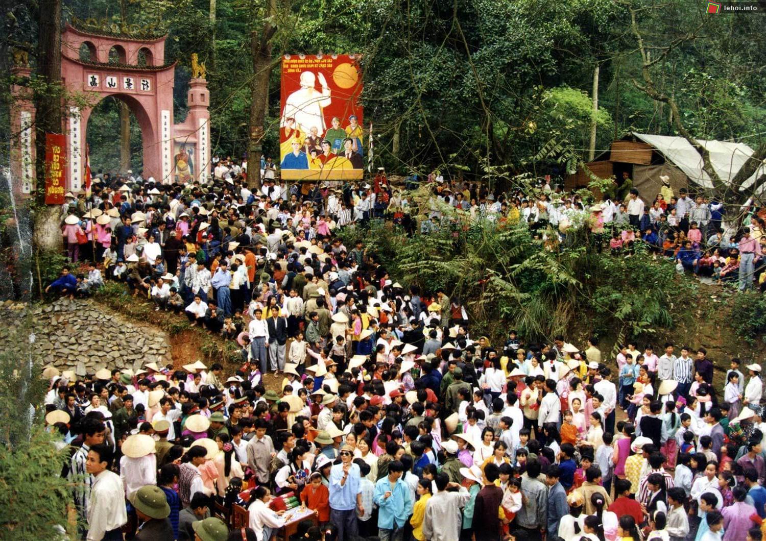 Hàng ngàn lượt du khách đến tham gia ngày giỗ tổ Hùng Vương