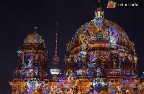 Nhà thiết kế Wolfgang Joop đã chọn 12 mẫu hình để phản chiếu lên Nhà thờ Berlin.