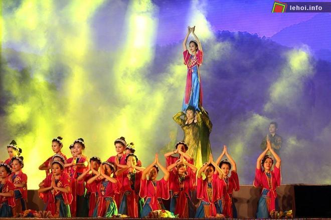 Biểu diễn văn nghệ trong lễ khai mạc Carnaval Hạ Long 2015