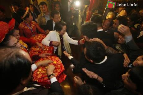 Phó chủ tịch nước Nguyễn Thị Doan phát lương cho các đại biểu tham gia lễ phát lương tại Đền Trần Thương, Hà Nam