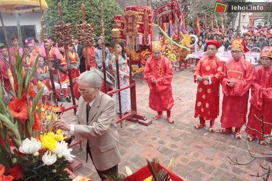 Đại diện lãnh đạo huyện dâng hương tại đình làng Châu Khê.