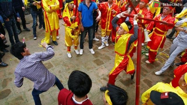 Hỗn loạn tại Hội Đền Gióng 2015