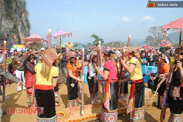 Các hoạt động sôi nổi tại lễ hội Hang Bua Nghệ An năm 2014
