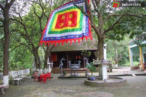 Khuôn viên đền Suối Mỡ tỉnh Bắc Giang