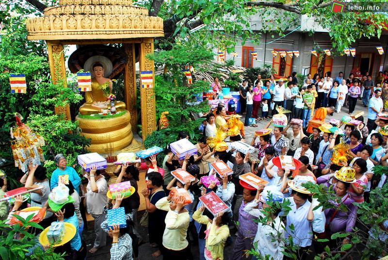 Người dân đang dâng lễ vật cúng dường ở Lễ Hội Chol ChNam Thmay