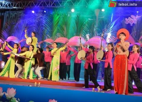 Lễ hội Dạ cổ hoài lang là dịp các nghệ nhân của làng ca vọng cổ tri ân cố nhạc sĩ Cao Văn Lầu