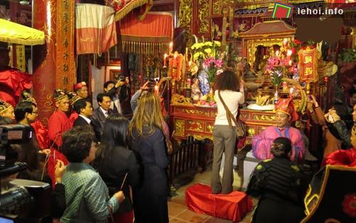 Hàng nghìn du khách thập phương về tham quan Hội làng Tam Tảo