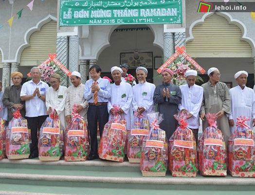 Đồng bào người Chăm ở An Giang xem lễ hội Ramadan như ngày tết Nguyên Đán của người Việt