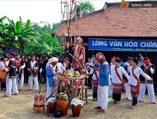 Già làng và người dân đang cử hành nghi lễ cầu mưa
