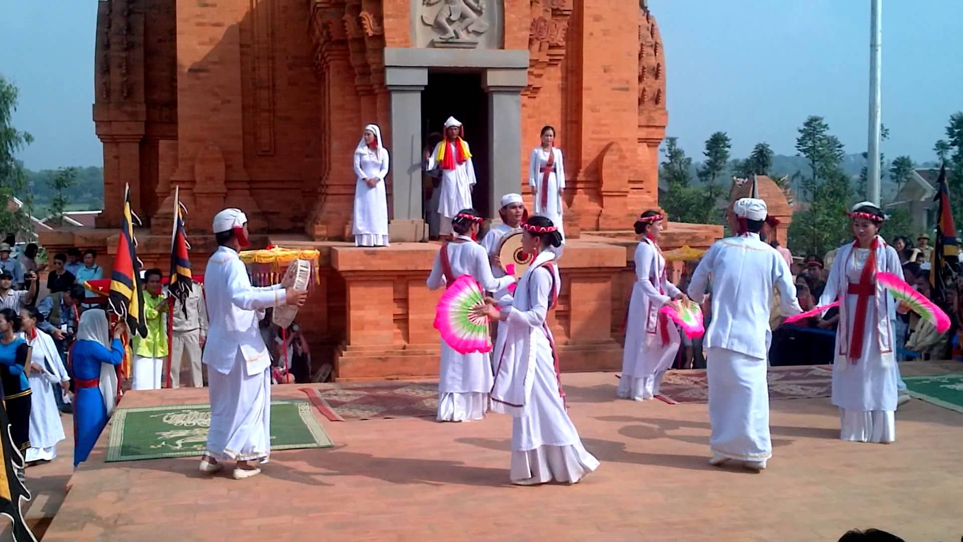 Người Chăm múa hát rộn ràng trong ngày hội Mbăng Katê