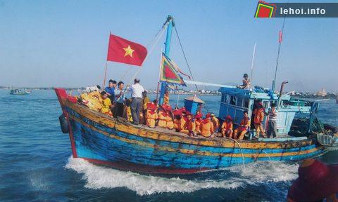 Đoàn thuyền tế lễ đang tiến ra biển để rước thần Nam Hải về vui hội
