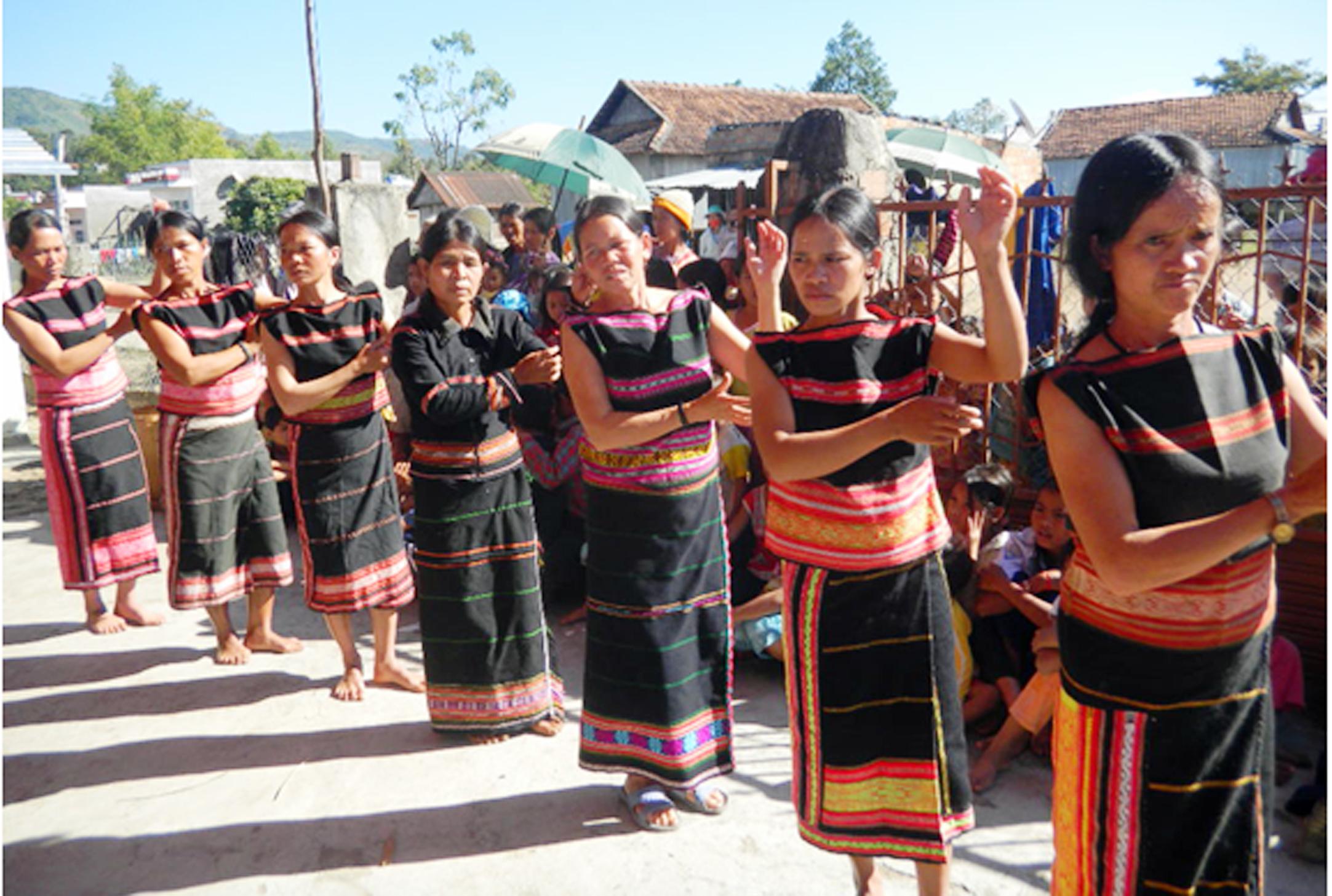 Phụ nữ Gia-Rai đang múa điệu múa truyền thống của dân tộc mình