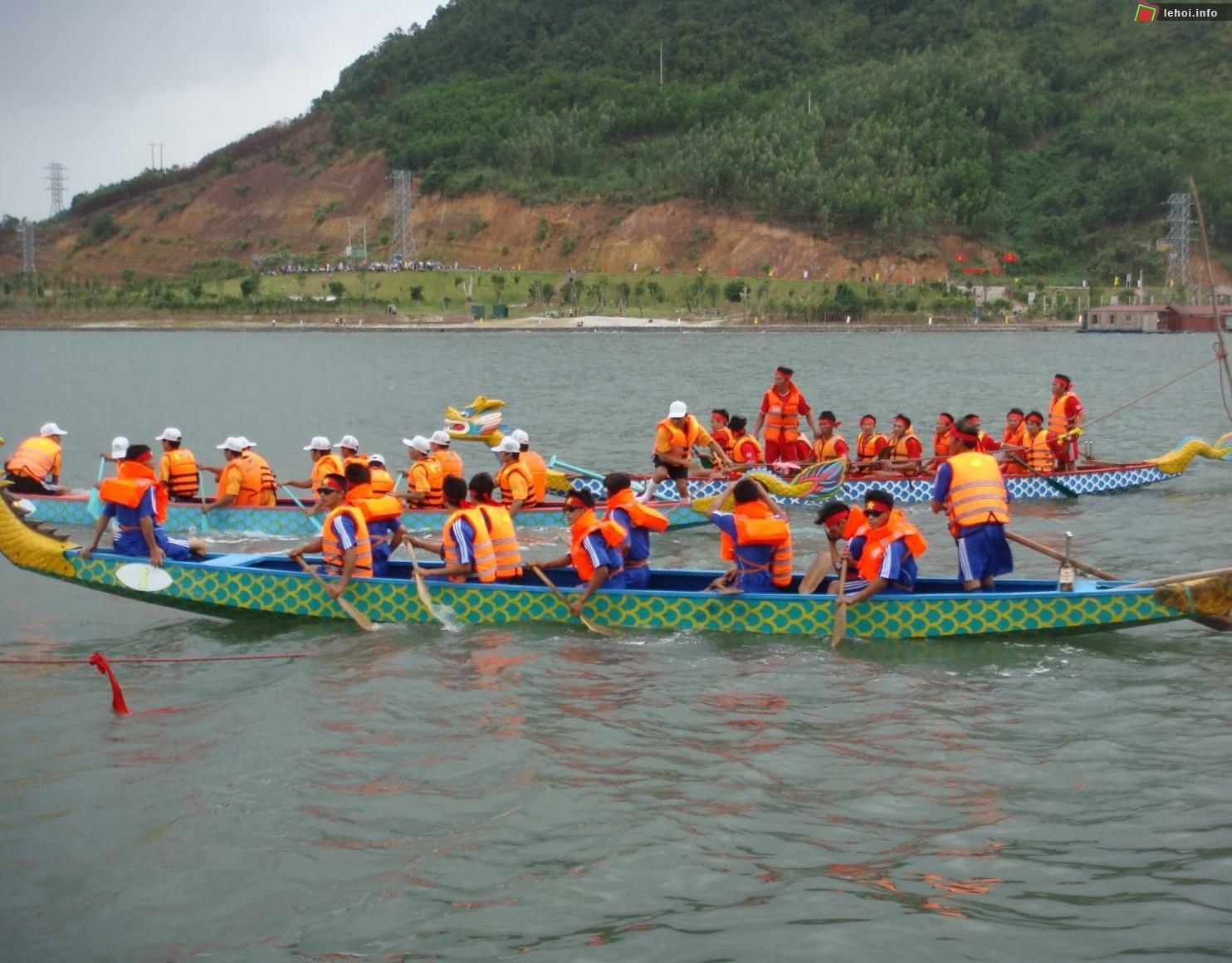 Cuộc thi đua thuyền trên sông Túy Loan