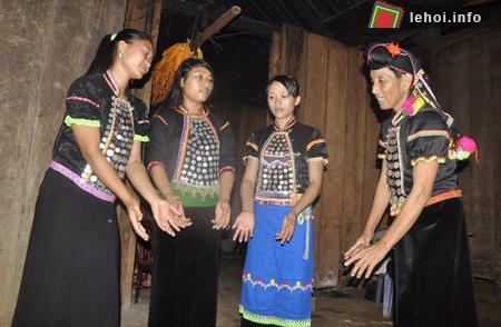 Những người phụ nữ của đồng bào Si La đang múa để ăn mừng ngày lễ cơm mới