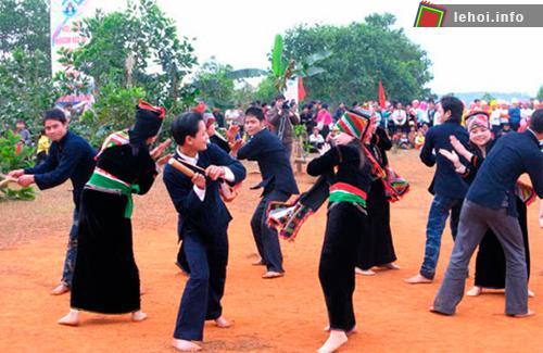 Trai gái trong buôn đang nhảy điệu nhảy truyền thống của dân tộc