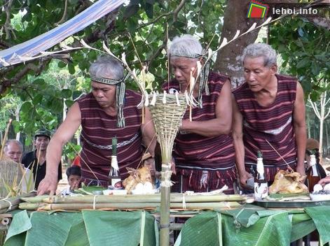 Các cụ già của buôn làng đang dâng lễ vật cúng Yang và tổ tiên