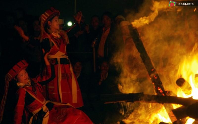 Lễ hội nhảy lửa cầu may của người Pà Thẻn tại Hà Giang