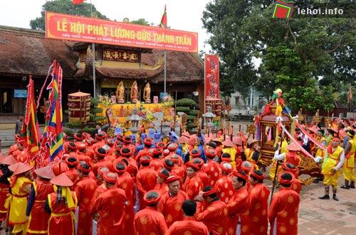 Người dân Trần Thương tưng bừng ngày hội đền Trần Thương