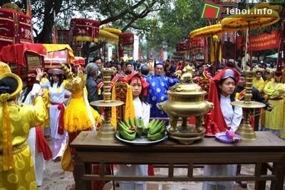 Dâng lễ vật trong lễ hội đền Ba Xã
