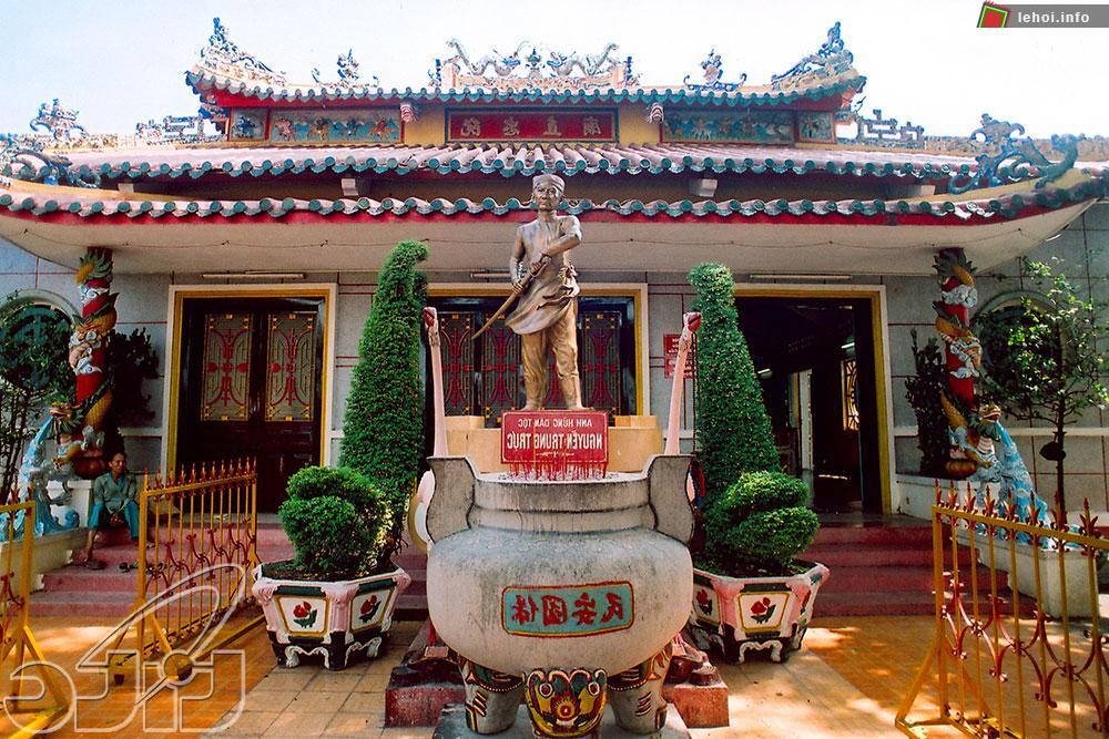 Khuôn viên Đền Nguyễn Trung TRực tại An Giang