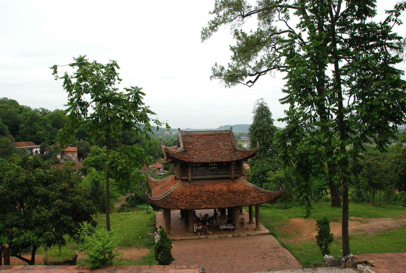 Khuôn viên chùa Trăm Gian