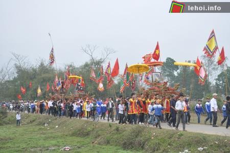 Đoàn rước sắc phong vua Hàm Nghi nổi bật với những là cờ đỏ tươi và trang phục lễ rực rỡ