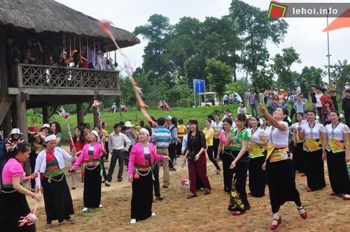 Không khí rộn ràng của lễ hội làng Vai