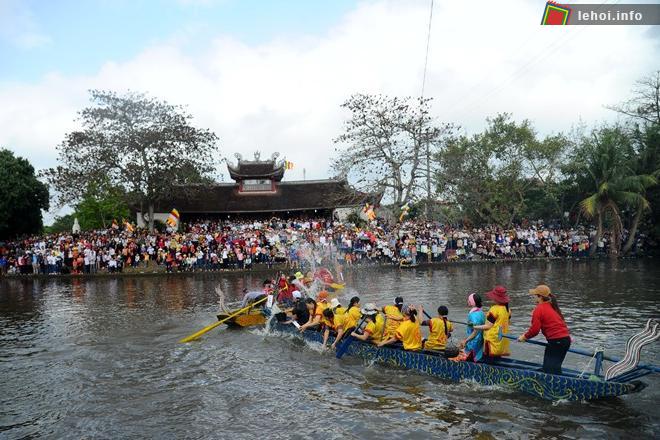 Hội bơi chải là một phần không thể thiếu trong lễ hội chùa Bạch Hào