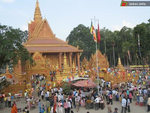 Đồng bào Khmer đến cúng chùa ngày Tết Chôl Chnăm Thmây