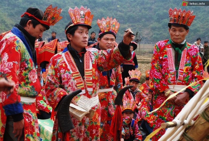 Đặc sắc lễ hội trùm chăn của người Hà Nhì
