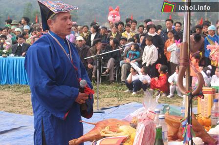 Một nghi thức trong lễ hội Roòng Poọc của người Giáy ở Tả Van