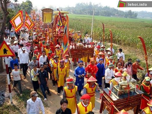 Lễ rước thần tại lễ hội đền Quả Sơn