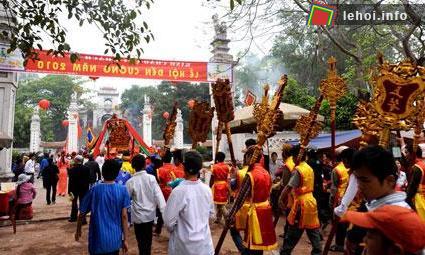 Lễ rước kiệu trong lễ hội đền Cuông