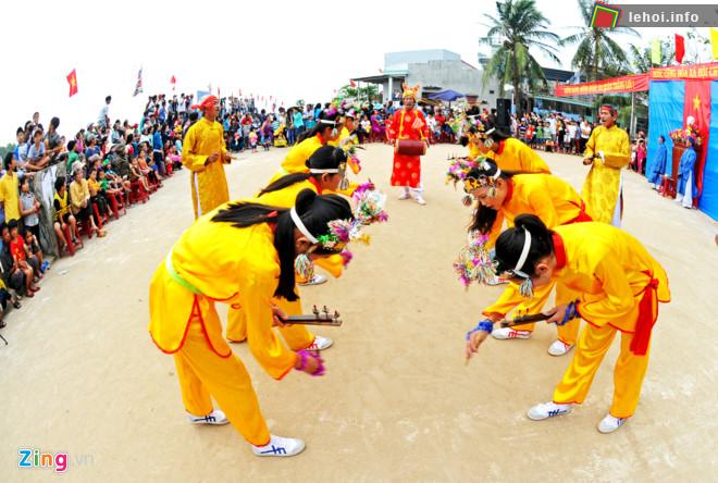 Các nghệ nhân cùng diễn viên làng chài hát bả trạo cầu mong năm mới vụ mùa đánh bắt thủy sản bội thu