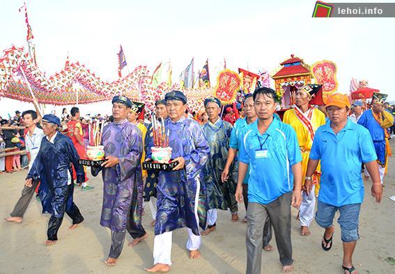 Người dân Long Điền thực hiện nghi lễ rước Cô về Dinh