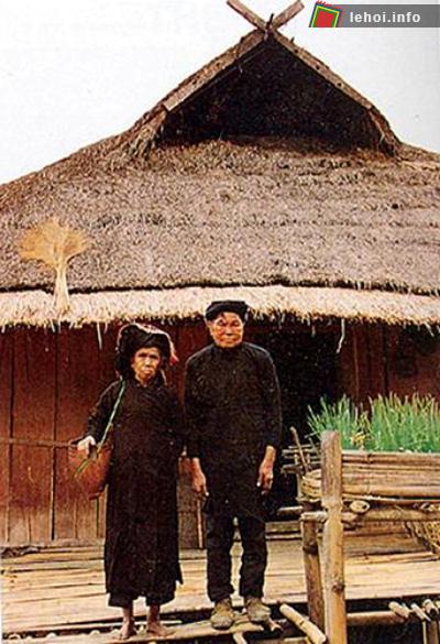 Trang phục cổ truyền của dân tộc Kháng ở Sơn La.