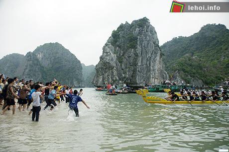 Hình ảnh đua thuyền chải trong lễ hội đền Bà Men