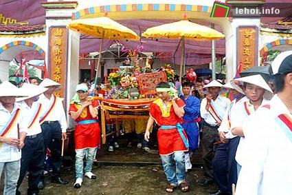 Lễ rước kiệu 6 vị đại vương trong lễ hội đình làng Cẩm Hải
