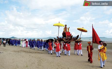 Hành trình lễ rước trong hội làng Trà Cổ
