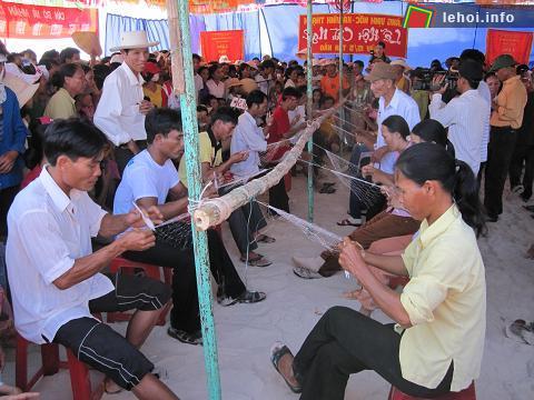 Hội thi đan lưới trong lễ hội cầu ngư truyền thống Vĩnh Thạch